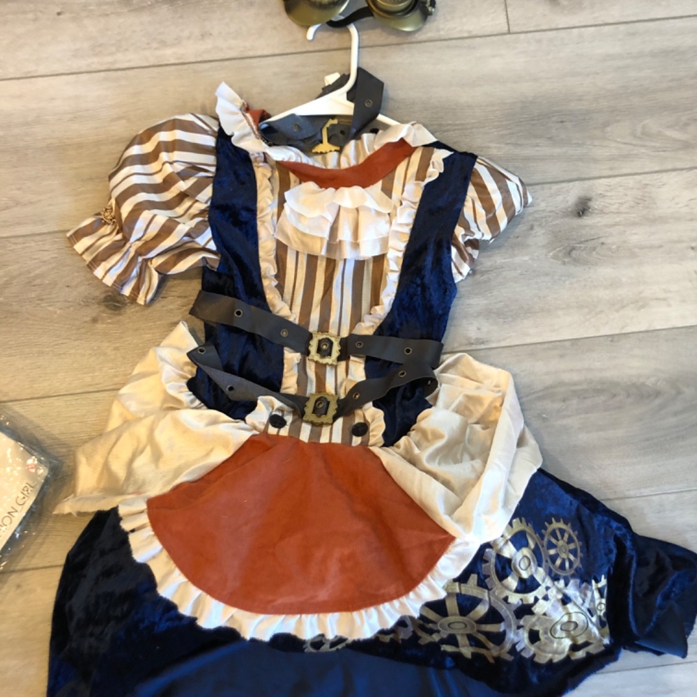 Costume - Picture 2 of 5